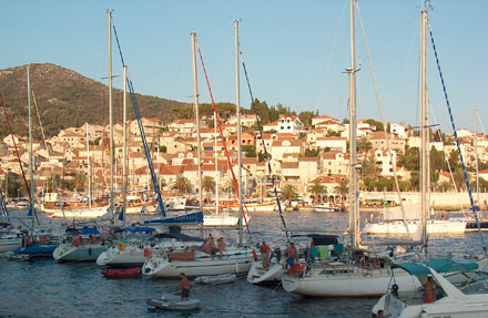 Veneet auringonlaskussa